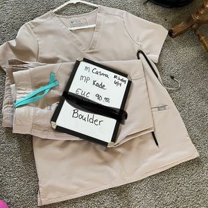 Medium boulder figs scrubs..SHIRT only Casma M